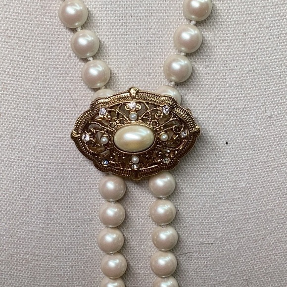Cream Faux Pearl Necklace with Gold Crystal Brooch - Picture 2 of 4